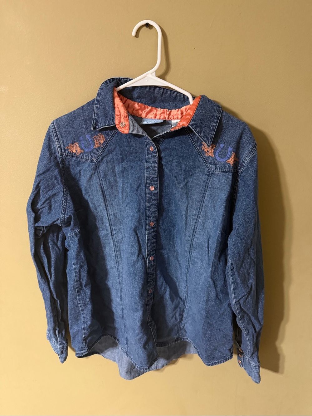 Vintage wrangler women’s pear snap Denim Button-Up Shirt with Coral Accents